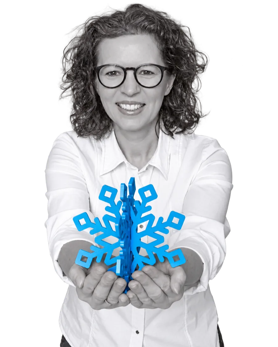Margit Gartner mit einer blauen Schneeflocke in den Händen